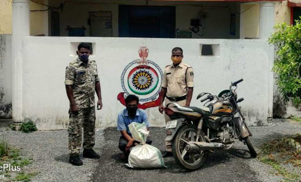 रायगढ़: गांजा का अवैध परिवहन कर रहा युवक गिरफ्तार…..पुलिस ने घेराबंदी कर आरोपी को पकड़ा..आरोपी से 04 कि.ग्रा. गांजा और बाइक की जप्ती…..