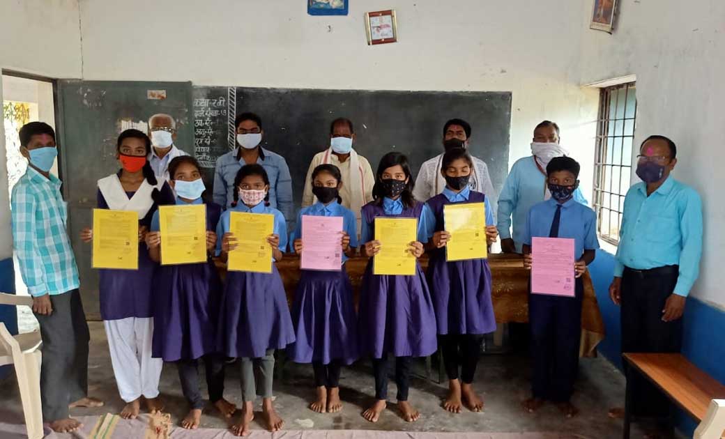 दसपुर में बच्चों को जाति प्रमाण पत्र दिया गया