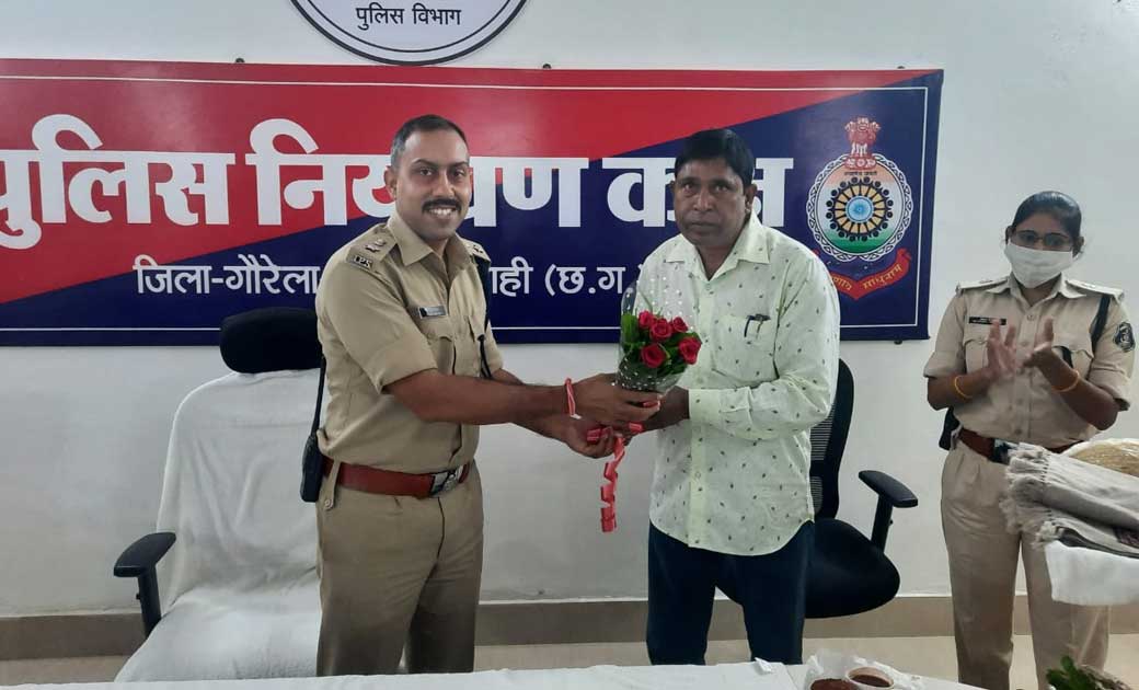 पुलिस के दो अधिकारियों को सेवानिवृत्त होने पर दी गई विदाई...... - CG Sandesh