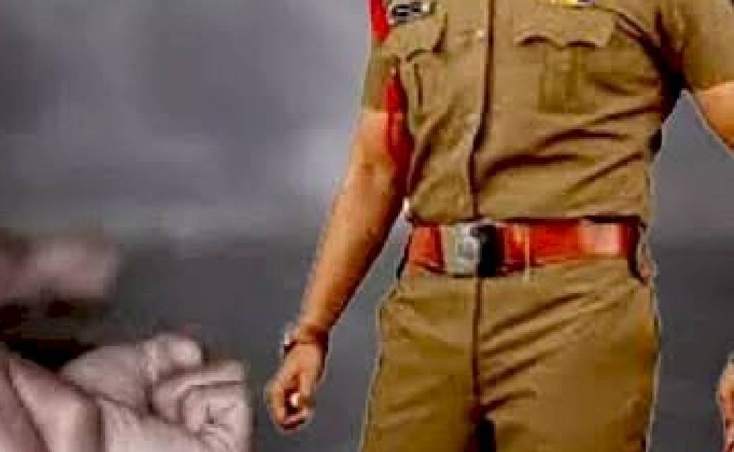 आरक्षक ने बनाया  22 वर्षीया युवती को शिकार....युवती के जहर स... - CG Sandesh