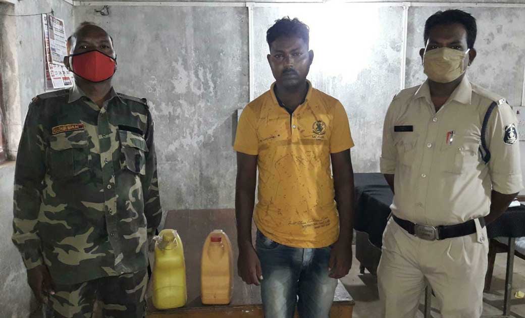 घर के बाहर शराब बेच रहे आरोपी से पुलिस ने जप्त की 08 लीटर महुआ शराब….