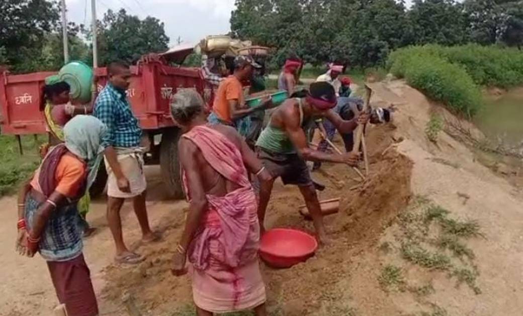 पंचायत के जिम्मेदार नहीं करा पाए मुरमीकरण तो ग्रामीणों ने श्... - CG Sandesh