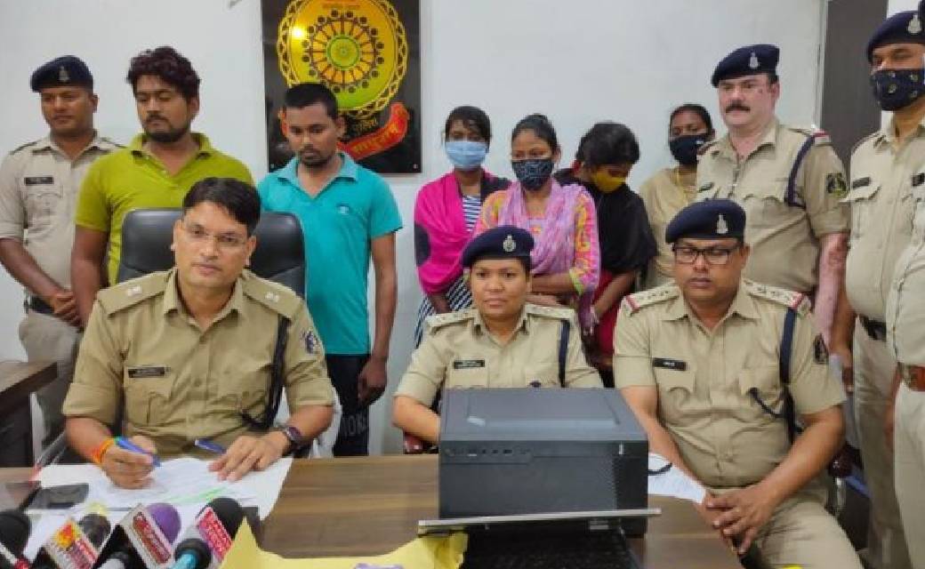 सुंदर महिलाओं की तस्वीरें दिखाकर शादी का झांसा देने वाला गिर... - CG Sandesh