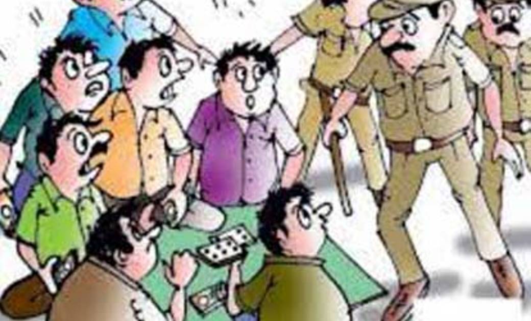 बसना : लैम्प जलाकर खुडखुडिया नामक जुआ खेलते 05 जुआरी पकडाए.