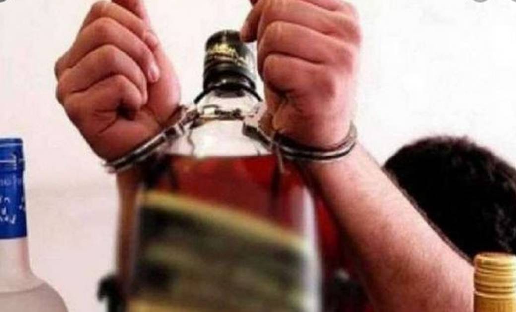बसना : मंजनीमाटी से 10 लीटर महुआ शराब जप्त.