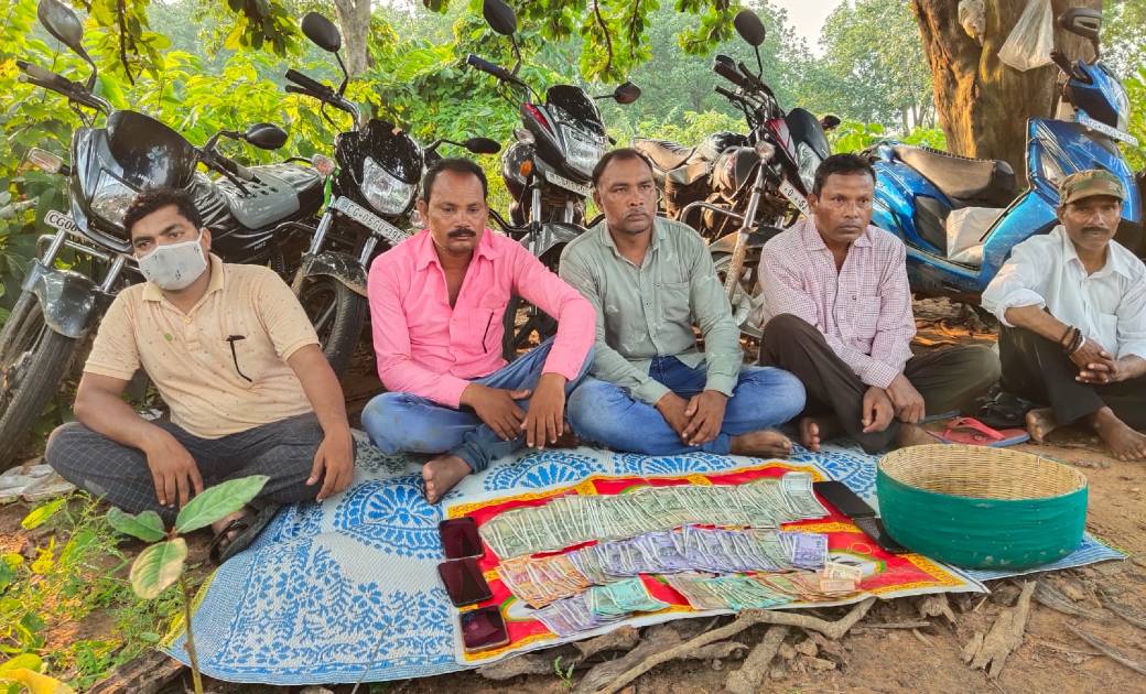 ग्राम अखराभांठा बसना के जंगल में सजने वाले खुडखुडिया जुआ फड ... - CG Sandesh