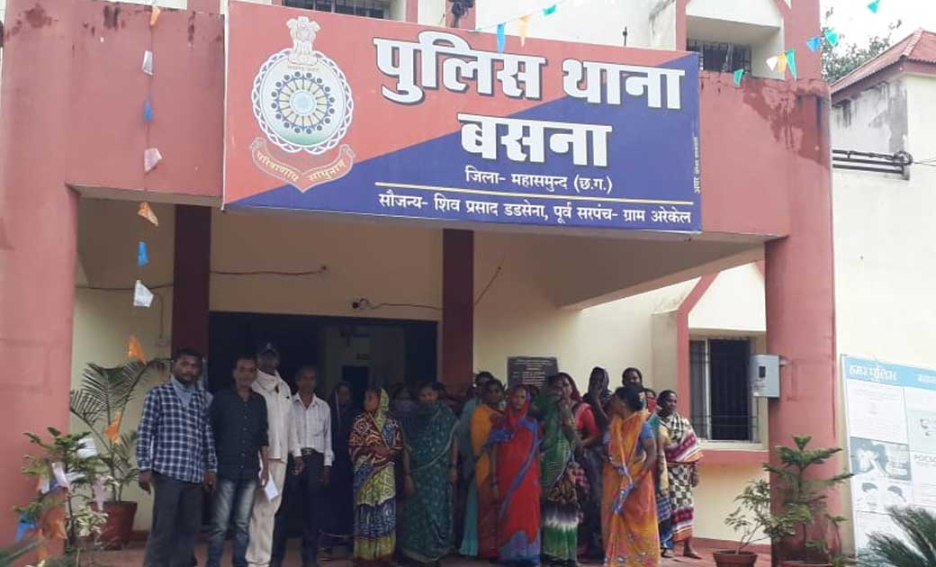 बसना : गाँव में अवैध शराब की बिक्री रोकने हेतु महिलाओं ने दि... - CG Sandesh