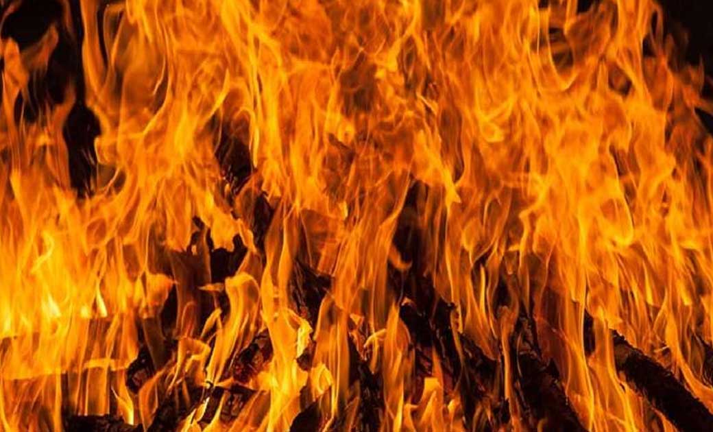 सरायपाली :  पीकअप वाहन को पेट्रोल डालकर आग लगाकर भाग जाने पर मामला दर्ज.