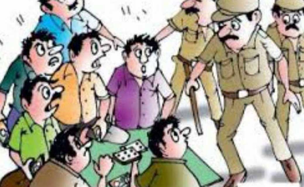 सरायपाली : 52 पत्ती ताश के साथ 04 जुआरी पकडाए.