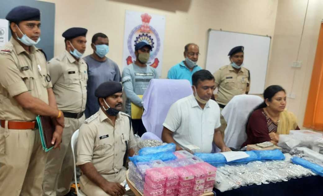 सरायपाली : संदिग्ध वाहनो की चेकिंग के दौरान तीनों व्यक्तियों... - CG Sandesh
