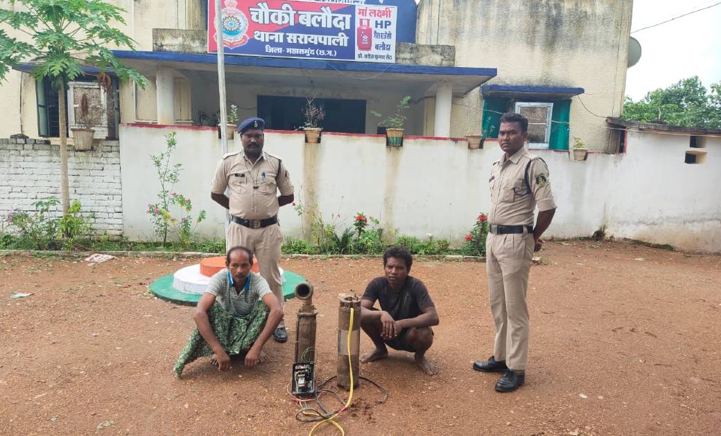 सरायपाली: एक समरसीबल  ट्यबेल पम्प के साथ दो आरोपी गिरफ्तार - CG Sandesh