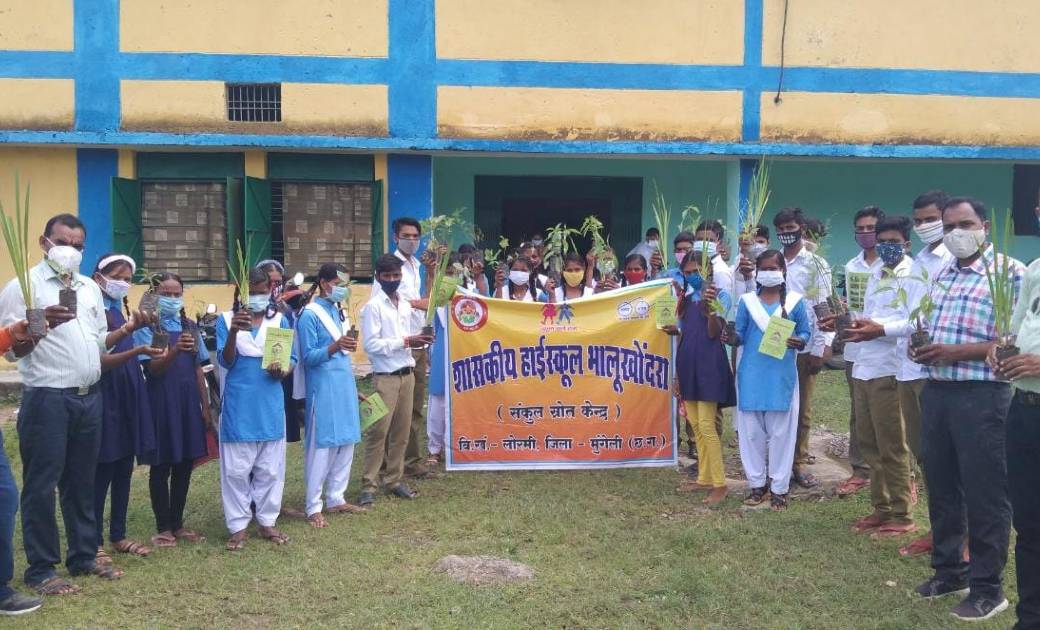 वृक्षमित्र योजना के अंतर्गत बच्चों को वितरित किया गया औषधि पौधे, घर में रोपितकर पौधों की देखरेख करेंगे बच्चें 