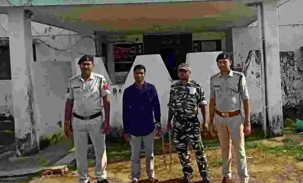 दुष्कर्म के आरोपी के घर का घेराबंदी कर पुलिस ने किया गिरफ्तार