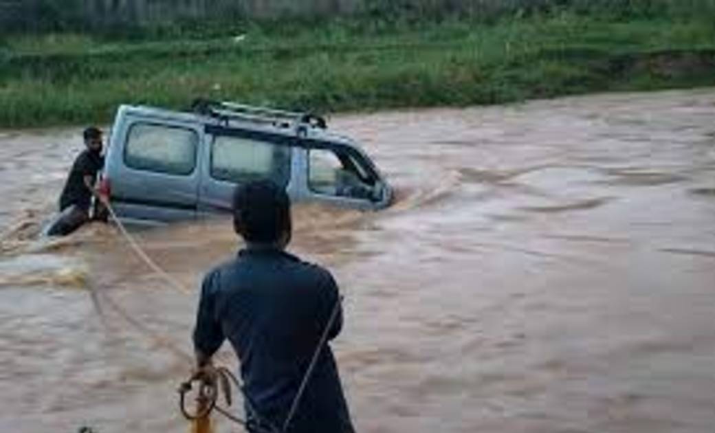 छत्तीसगढ़: नदी में वैन धो रहा था व्यक्ति, अचानक आई बाढ़ से बह... - CG Sandesh