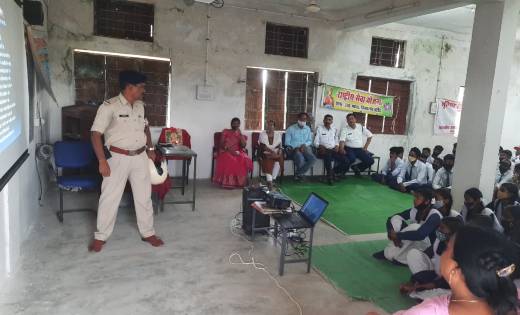 यातायात टीम ने दिया छात्र-छात्राओं को यातायात सम्बंधित जानकारी