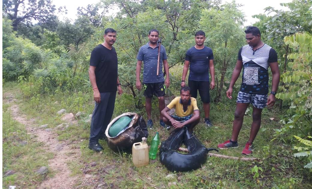 बरमकेला: जंगल में शराब बनाते व्यक्ति को घेराबंदी कर पकड़ी पुलिस....आरोपी से 60 लीटर महुआ शराब, शराब बराने के पात्र की जप्ती, आरोपी भेजा गया रिमांड पर....