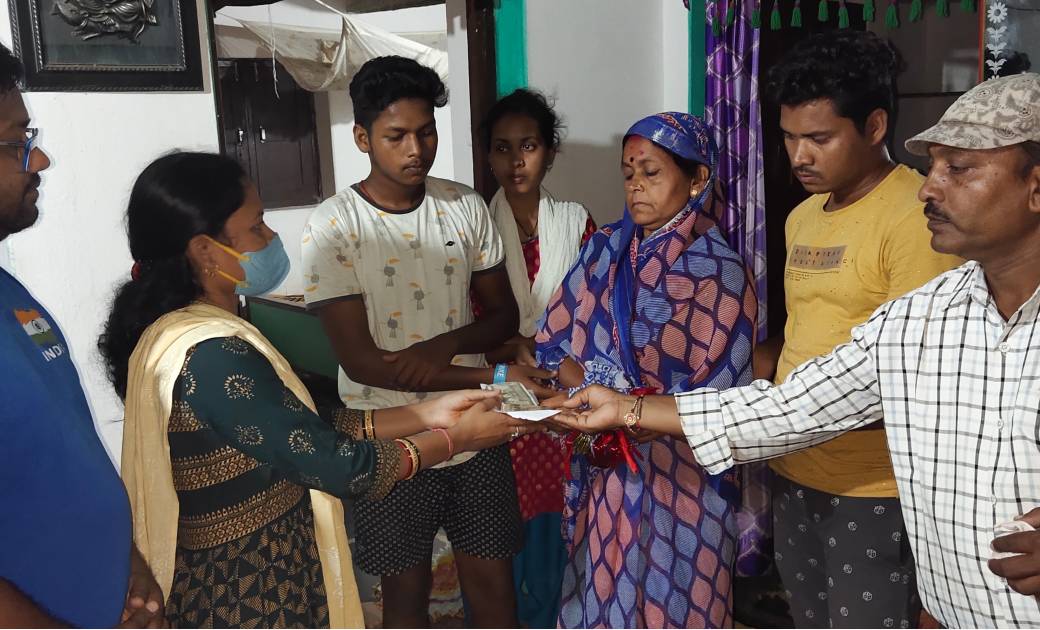 नगरी विकासखंड के  दिवंगत शिक्षक के परिजन को सौंपी गयी एग्रेश... - CG Sandesh