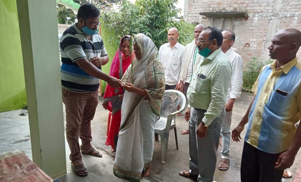नगरी विकास खंड के  दिवंगत शिक्षको के परिजन को सौंपी गयी एग्र... - CG Sandesh