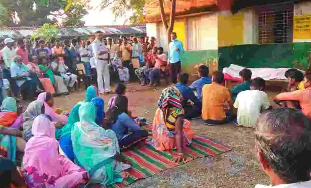  करेंट के चपेट में आकर युवक की मौत के बाद ग्रामीणों ने शव को पंचायत भवन के पास रखकर मचाया खूब हंगामा 