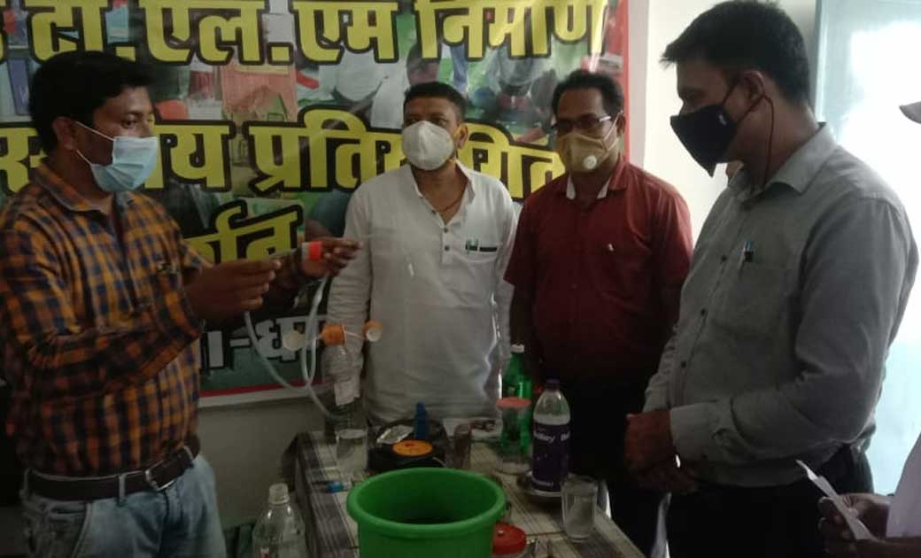 कबाड़ से जुगाड़ में प्रदर्शित सहायक शिक्षण सामग्रियों का दैनिक... - CG Sandesh