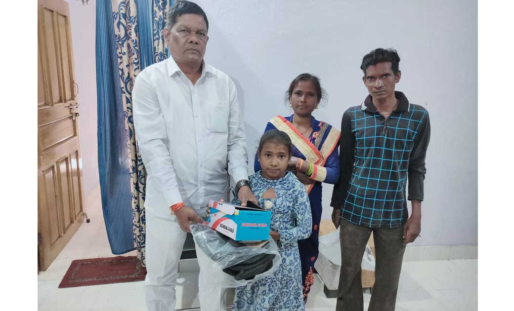 विधायक नंद ने बच्ची के एडमिशन फीस सहित पढ़ाई के लिए दिया आवश... - CG Sandesh
