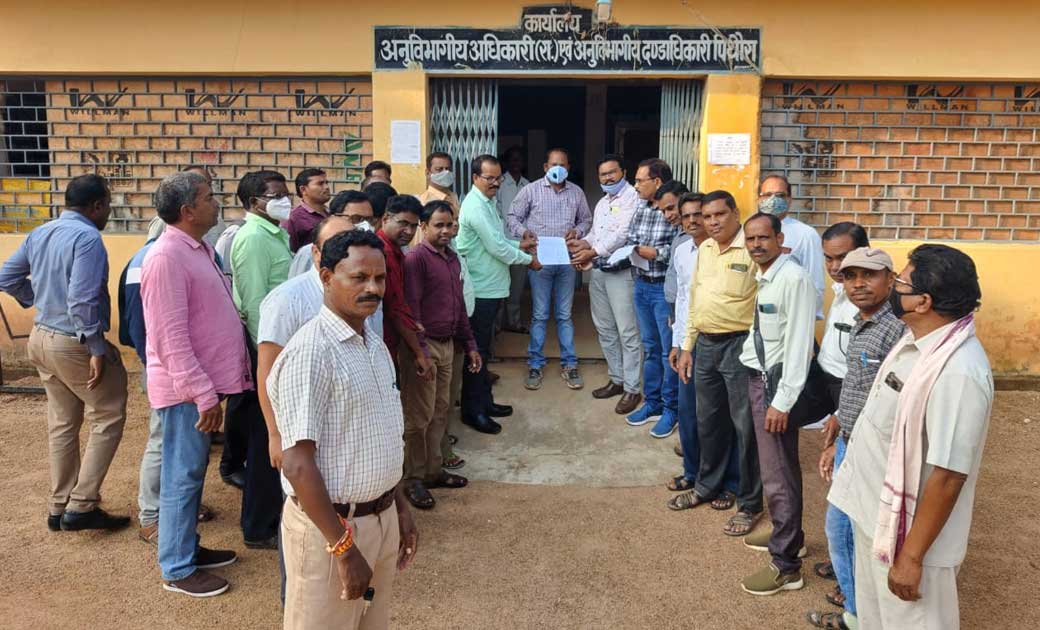 पिथौरा : विकासखंड शिक्षा अधिकारी कार्यालय में पदस्थ कर्मचारी... - CG Sandesh