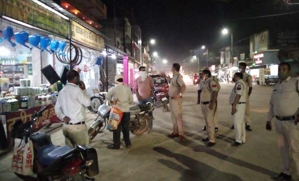 सारंगढ़ की सुरक्षा के मद्देनजर सड़क पर उतरे टीआई अमित शुक्ला..... - CG Sandesh
