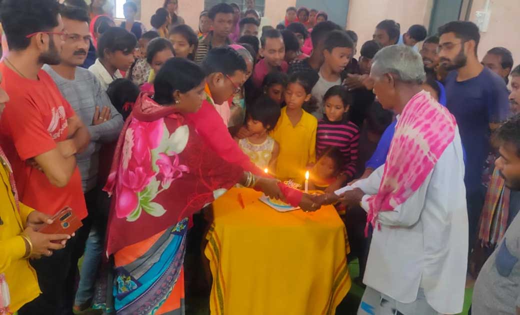 प्रदेश कॉंग्रेस अध्यक्ष मोहन मरकाम  का अवतरण दिवस केक काटकर  हर्षों उल्लास के साथ मनाया गया 