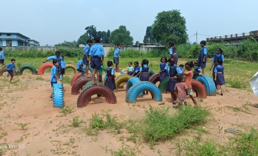 बेकार हो चुके गाड़ी के पहिए अब बच्चों में शारीरिक विकास को द... - CG Sandesh