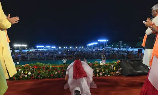रैली में देरी से पहुंचने पर PM मोदी ने बिना माइक के तीन बार ... - CG Sandesh