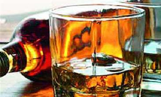 पटेवा : घर के सामने शराब पिलाते 02 व्यक्ति रंगे हाथ गिरफ्तार 