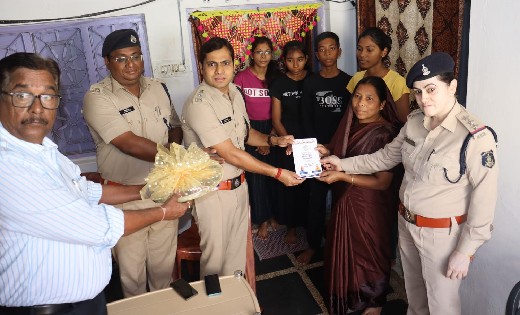 महासमुंद : मुख्यमंत्री और गृहमंत्री का दिवाली शुभकामना संदेश लेकर पुलिस अधीक्षक पहुंचे शहीदों के परिजनों के घर