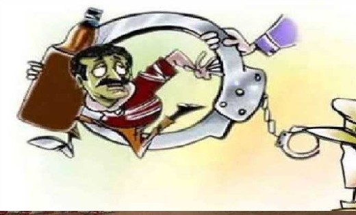 तेन्दुकोना : घर के बाडी में रखे अवैध शराब के साथ आरोपी चढ़ा प... - CG Sandesh