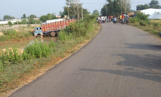 बागबाहरा : ट्रक की चपेट में आने से 2 की मौत - CG Sandesh