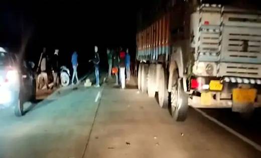 खड़े ट्रक से टकराई बाइक, सिर फटने से मौके पर 2 की मौत... - CG Sandesh