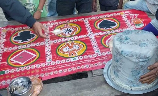 बसना : बिजली पोल के नीचे खुड़खुड़ीया जुआ खिलाने वाले 4 गिरफ्ता... - CG Sandesh