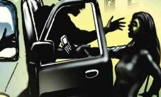 महासमुंद : छात्रा को जबरन कार मे बैठाने की कोशिश कर मोबाइल एवं पैसे लूटकर भागे आरोपी 
