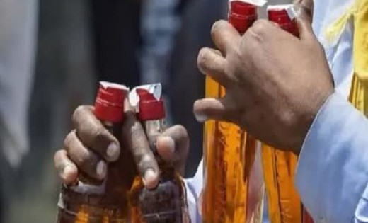 पिथौरा : रेस्टोरेंट में महूआ शराब, अंग्रेजी शराब बिक्री करते... - CG Sandesh
