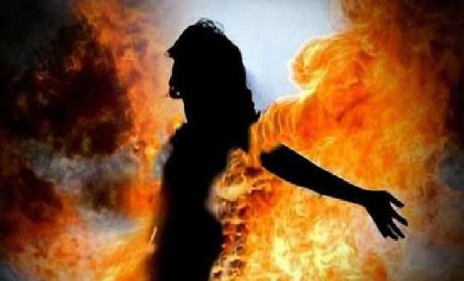   महिला ने खुद पर आग लगा कर छत से लगा दी छलांग ,लोगों ने बता... - CG Sandesh