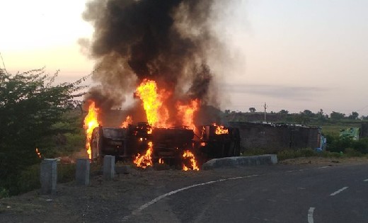 पेट्रोल-डीजल से भरा टैंकर पलटने से लगी आग, हादसा देखने गयी य... - CG Sandesh