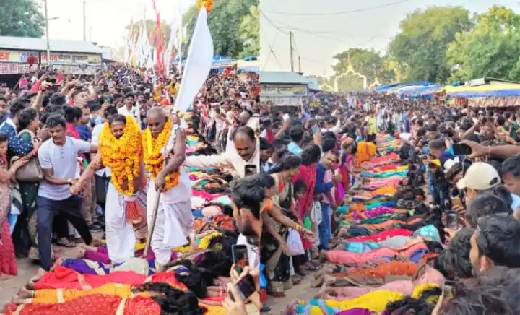 अनोखी परंपरा : संतान के लिए बैगों से कुचली जाती हैं महिलाएं,... - CG Sandesh