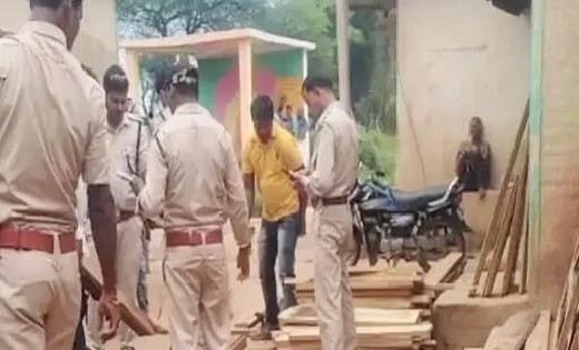 वन विभाग की छापेमार कार्यवाही, लाखों की इमारती लकड़ियां जप्त