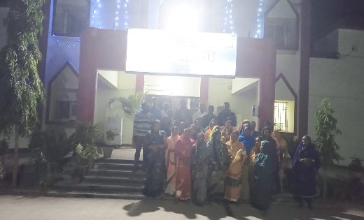 बसना : स्व सहायता समूह की महिलाओं ने पकड़ी अवैध शराब, 2 आरोपि... - CG Sandesh