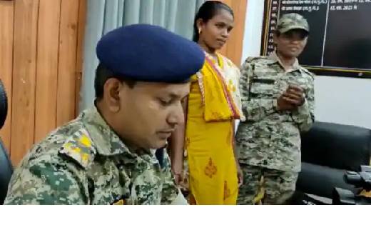 8 लाख की इनामी हार्डकोर महिला नक्सली का सरेंडर,  पति के बिना... - CG Sandesh