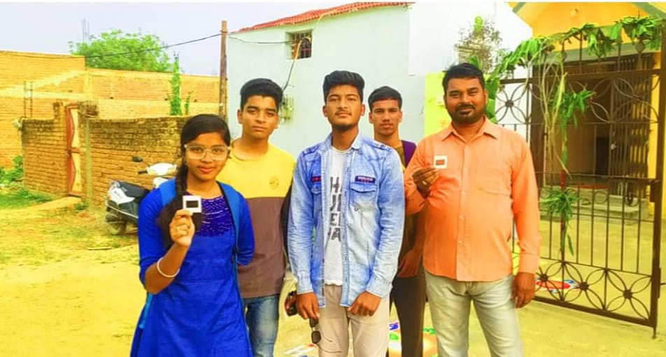 बसना : स्वनिर्मित पोलेराइडर से बच्चों ने देखा सूर्यग्रहण - CG Sandesh
