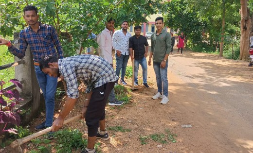 बसना : महाविद्यालय परिसर में छात्रों ने चलाया स्वच्छता अभिया... - CG Sandesh