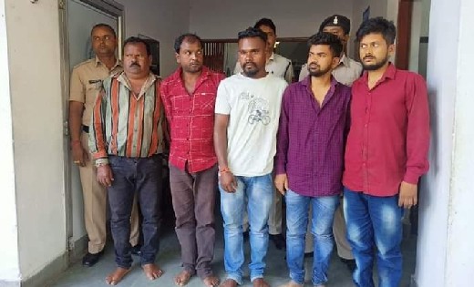 जांच में गए पटवारी से मारपीट एवम् तहसीलदार से झूमा झटकी