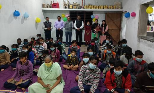 बागबाहरा : कलेक्टर ने नेत्रहीन बच्चों के साथ मनाया नया साल  - CG Sandesh