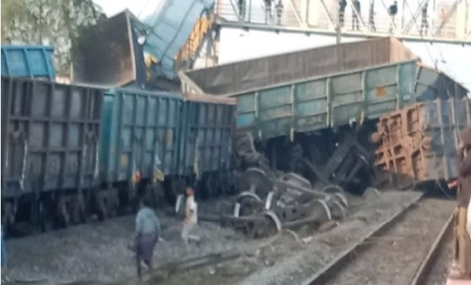 मालगाड़ी के बेपटरी होने से दो लोगों की मौत, कई अन्य घायल - CG Sandesh