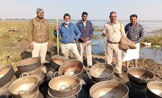 आबकारी विभाग एवं पुलिस विभाग की संयुक्त दल द्वारा की जा रही ... - CG Sandesh